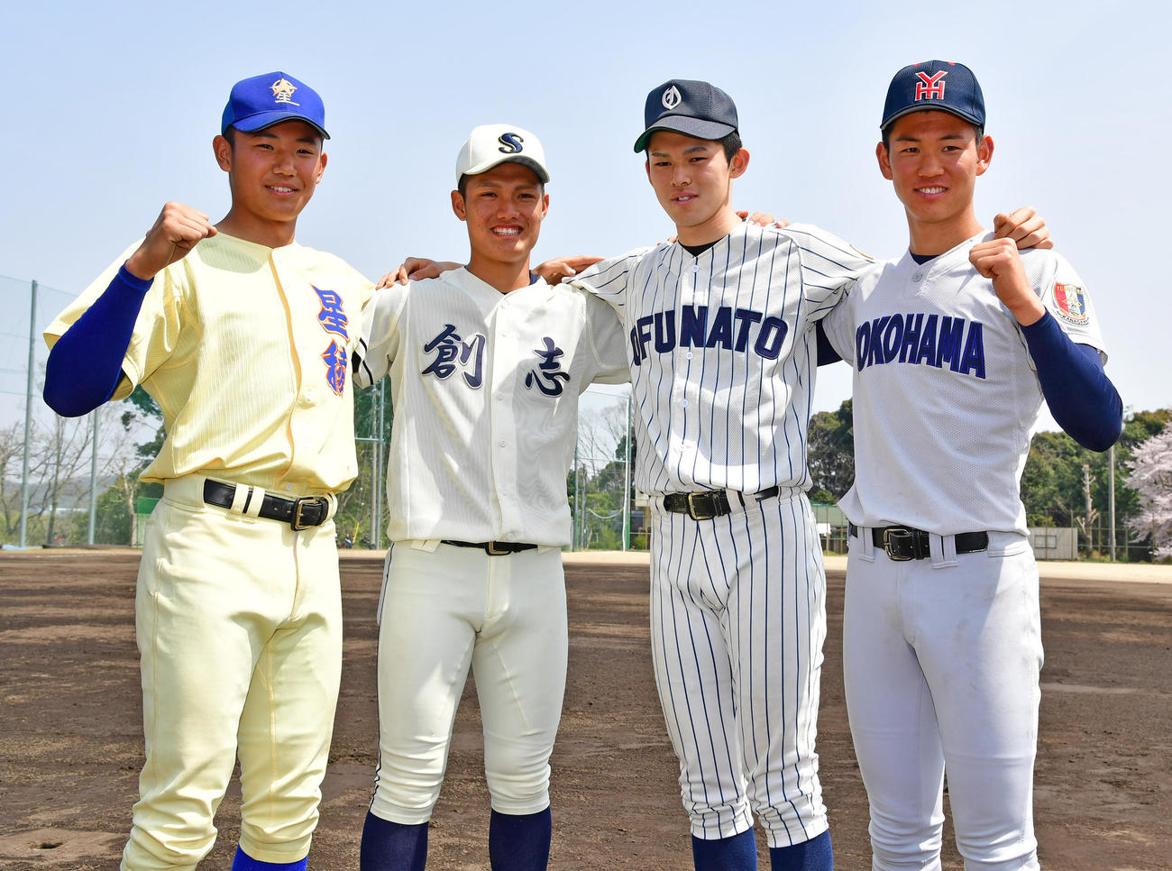 19年、U18合宿で顔をそろえた高校四天王。左から星稜・奥川、創志学園・西純、大船渡・佐々木朗、横浜・及川