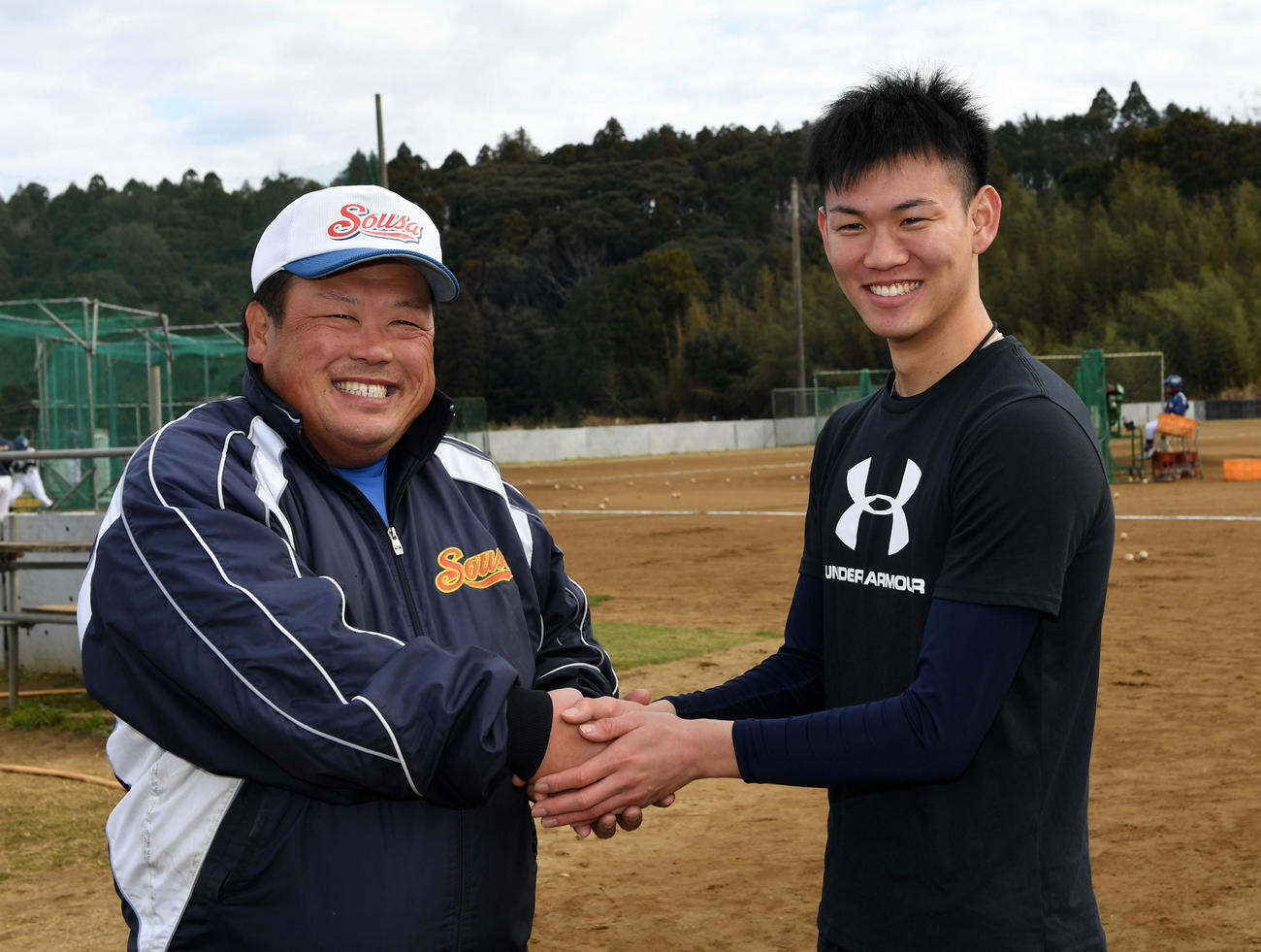 20年、匝瑳リトルシニアの越川康弘監督と握手を交わす及川