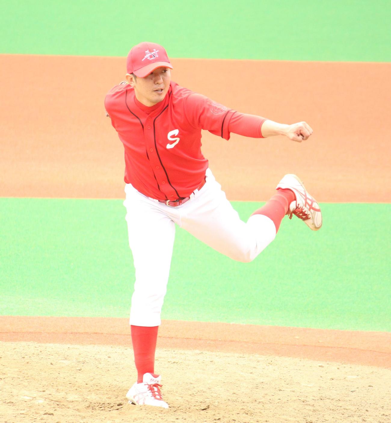 SUNホールディングス対JRアセット証券　2番手として登板した元ヤクルトのSUNホールディングス・加藤（撮影・保坂恭子）