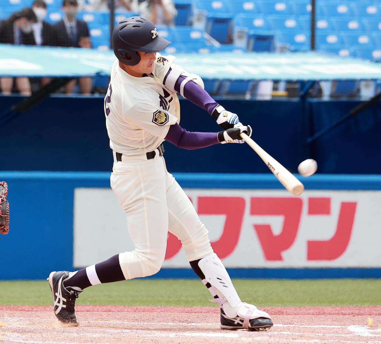 立大対明大　8回裏明大無死一、三塁、杉崎は左越え3点本塁打を放つ（撮影・浅見桂子）