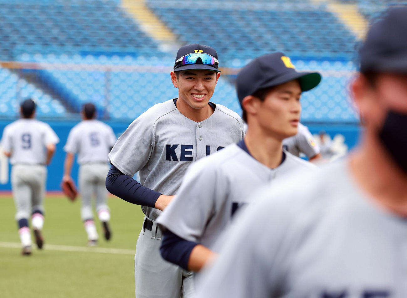 慶大対早大　試合前、笑顔でベンチに走る慶大・清原（撮影・浅見桂子）