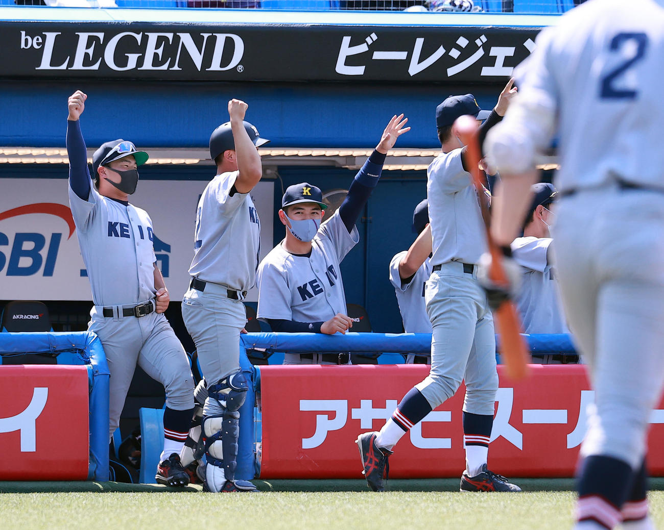 慶大対早大　4回表慶大1死三塁、齋藤來が左適時二塁打を放ち。ベンチで喜ぶ清原（中央）ら慶大ナイン（撮影・浅見桂子）