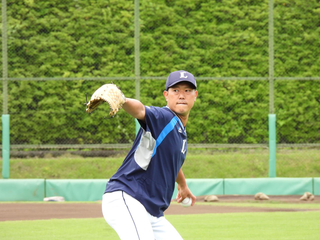 今季初登板初先発へ向けて調整する西武内海（球団提供）