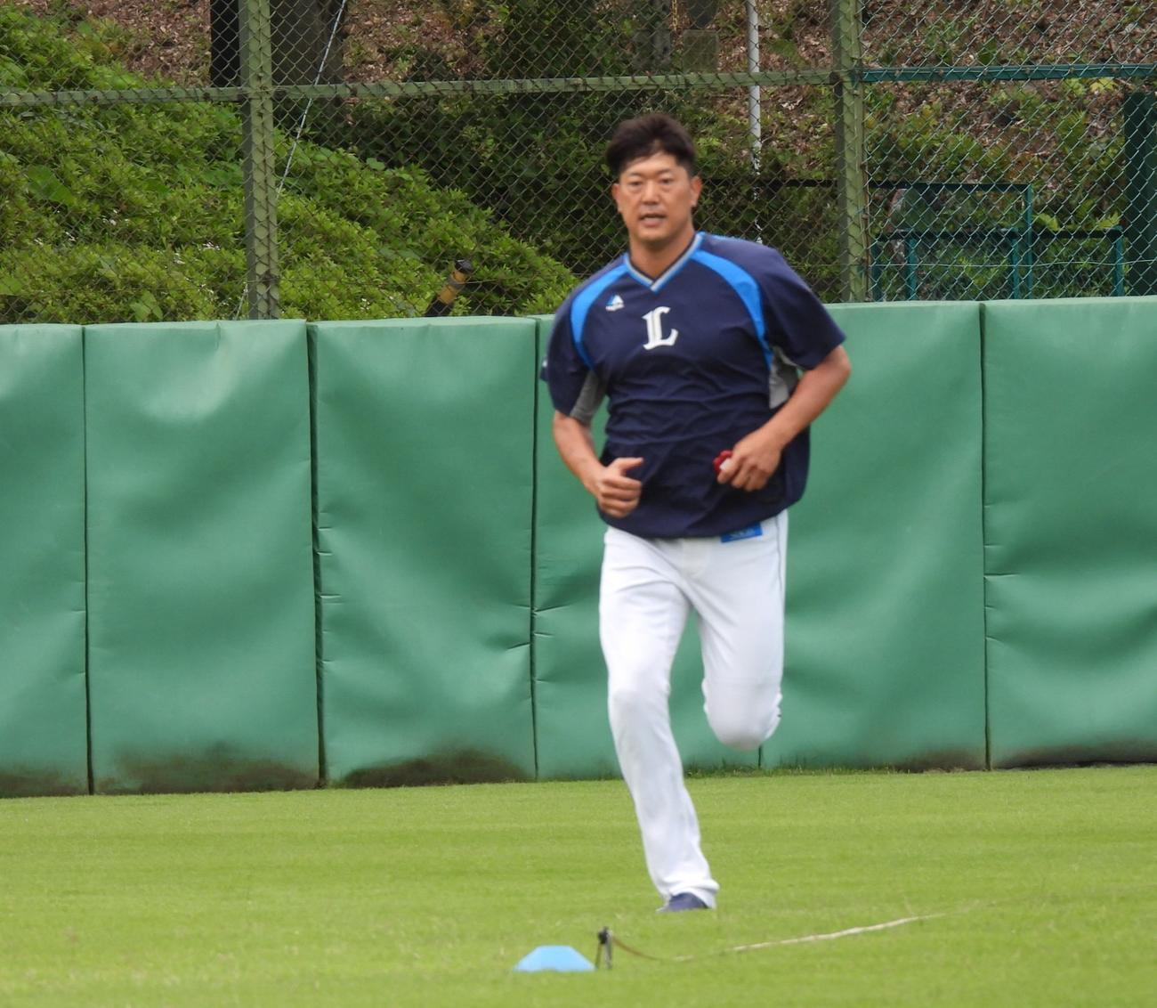 今季初登板初先発へ向けて調整する西武内海（球団提供）