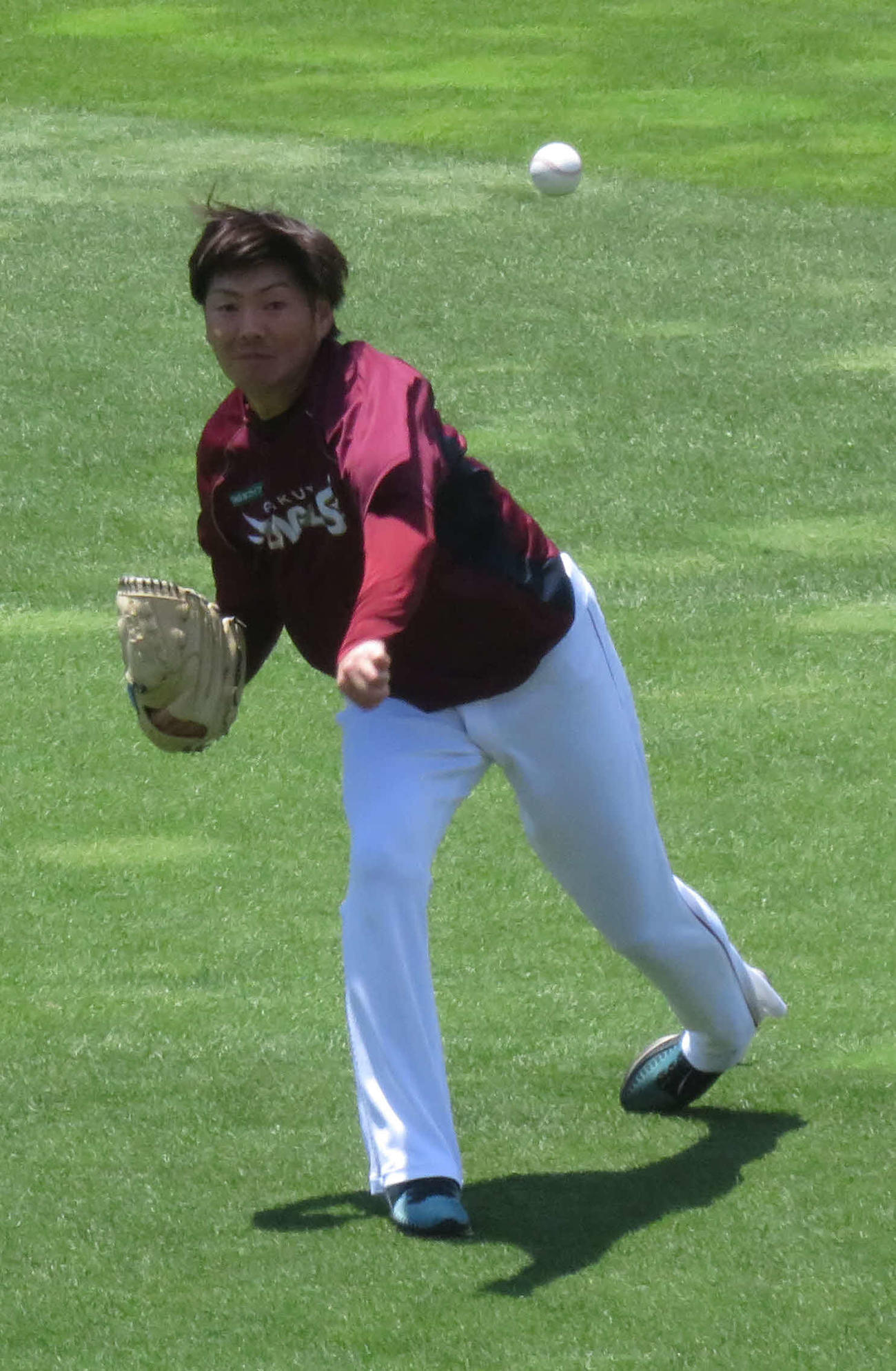 投手練習に参加し、キャッチボールを行う楽天塩見（撮影・桑原幹久）