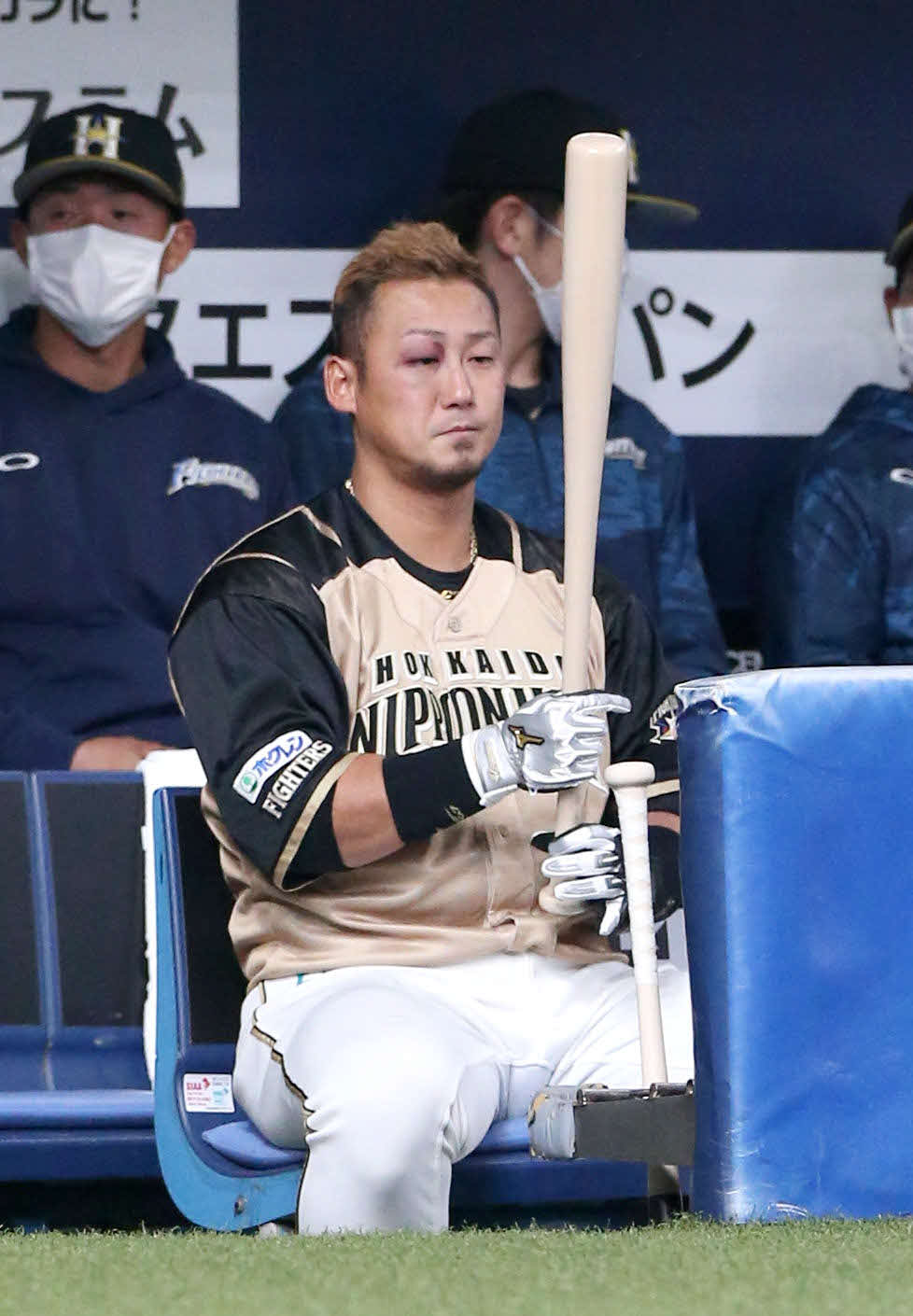 4月10日オリックス戦で右目を腫らしながらベンチでバットを持って準備する日本ハム中田