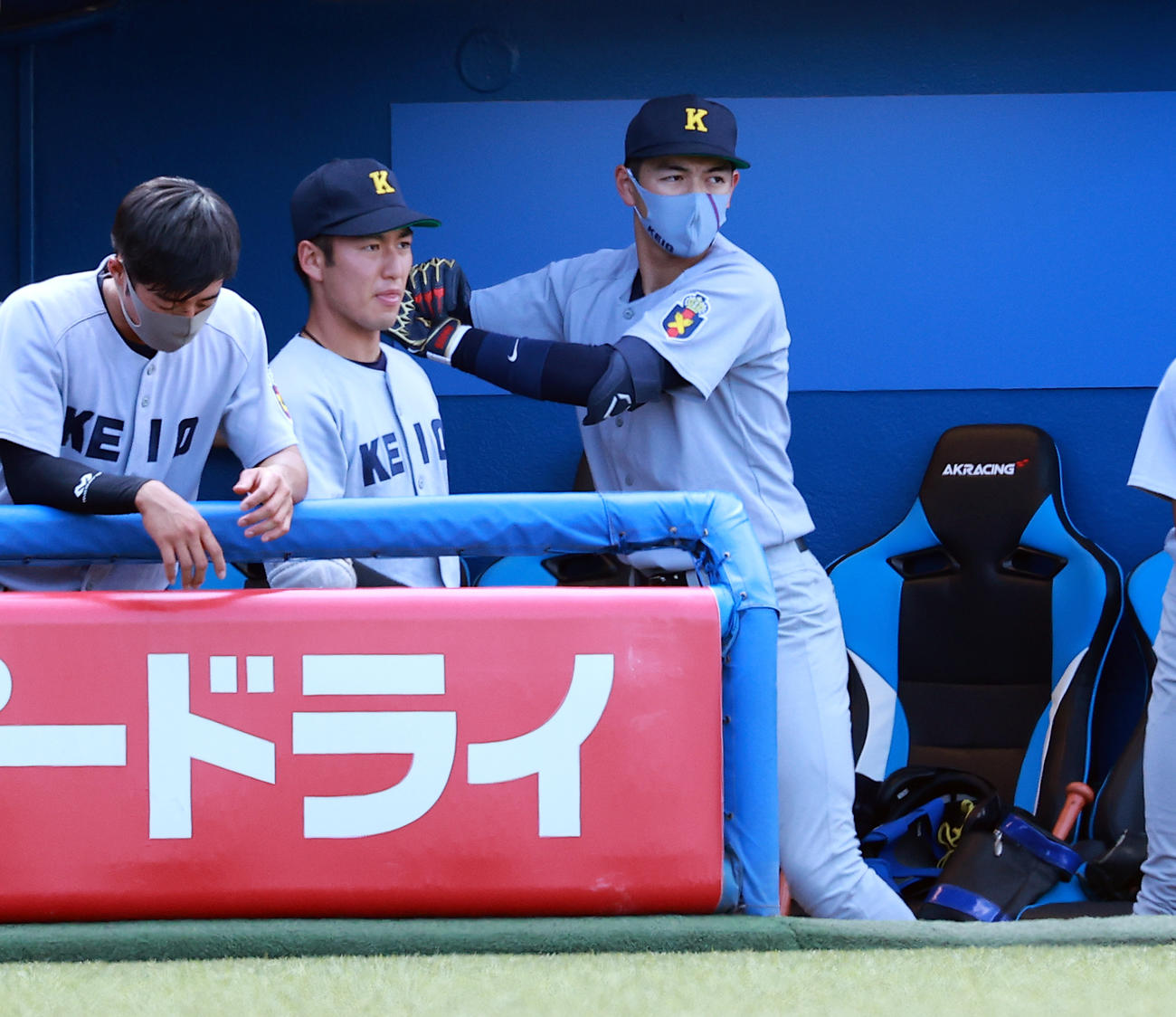 慶大対早大　試合中、ベンチでタイミングを取りながら素振りする慶大・清原（右）（撮影・浅見桂子）