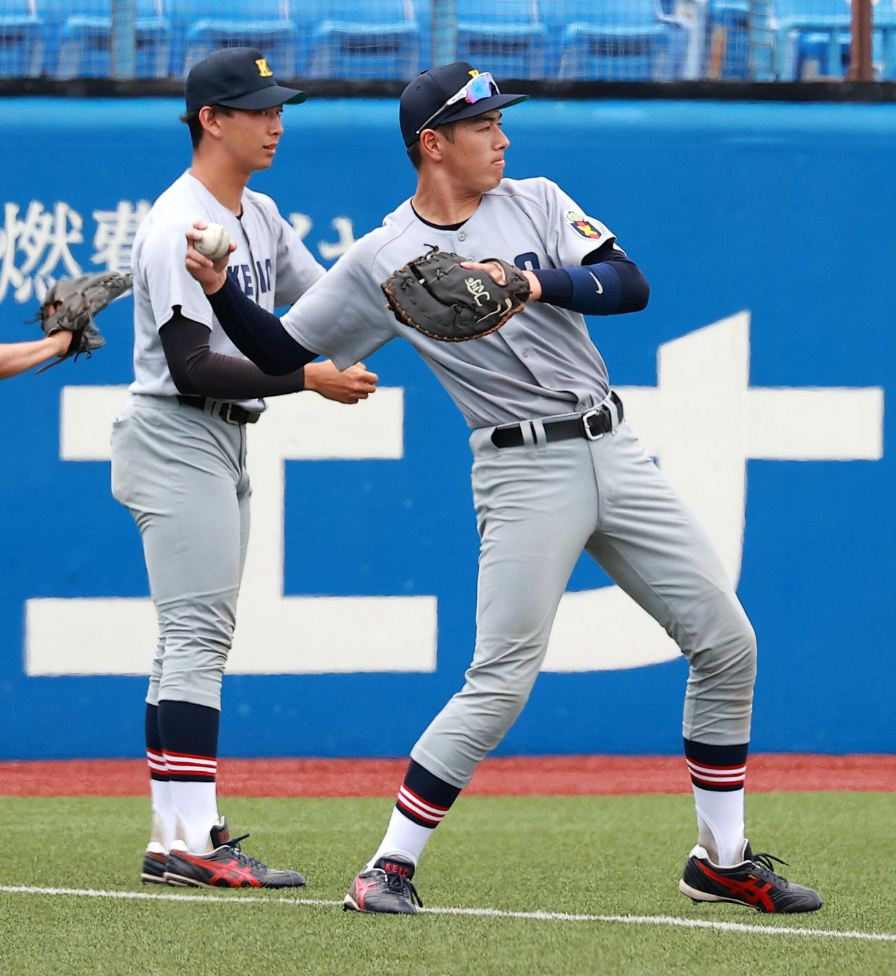 慶大対早大　試合前、キャッチボールする慶大・清原（撮影・浅見桂子）