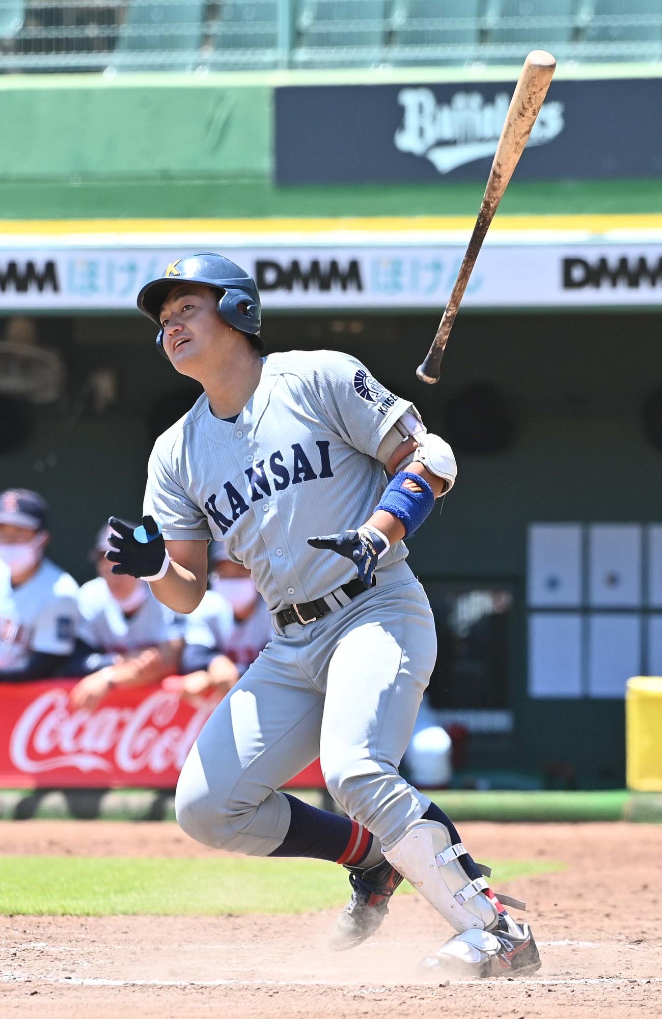 関大対近大　力強いスイングを見せる関大・久保田拓（撮影・上田博志）