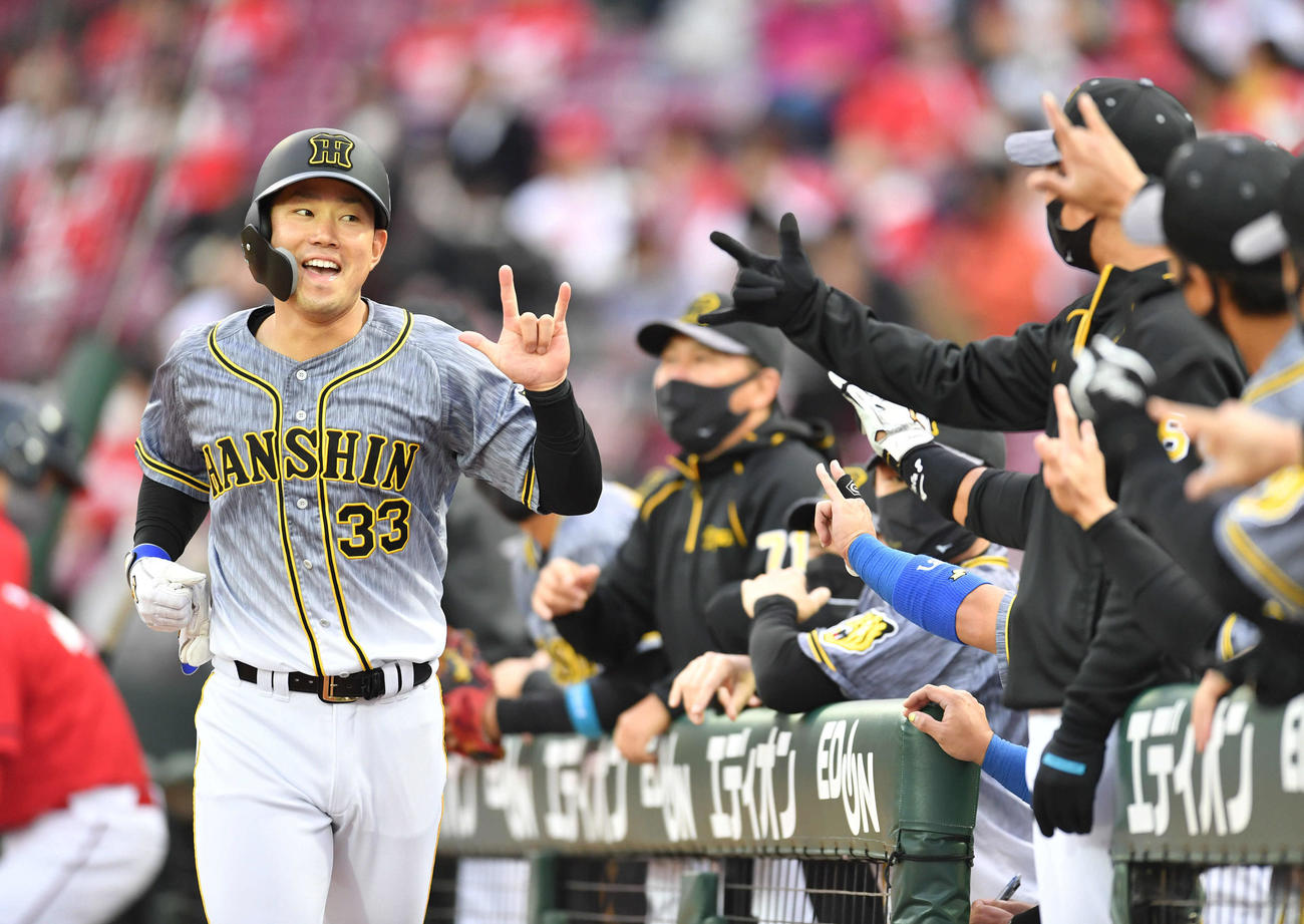 4月1日の広島戦で先制ホームを踏み、糸井伝授のポーズをとる阪神糸原