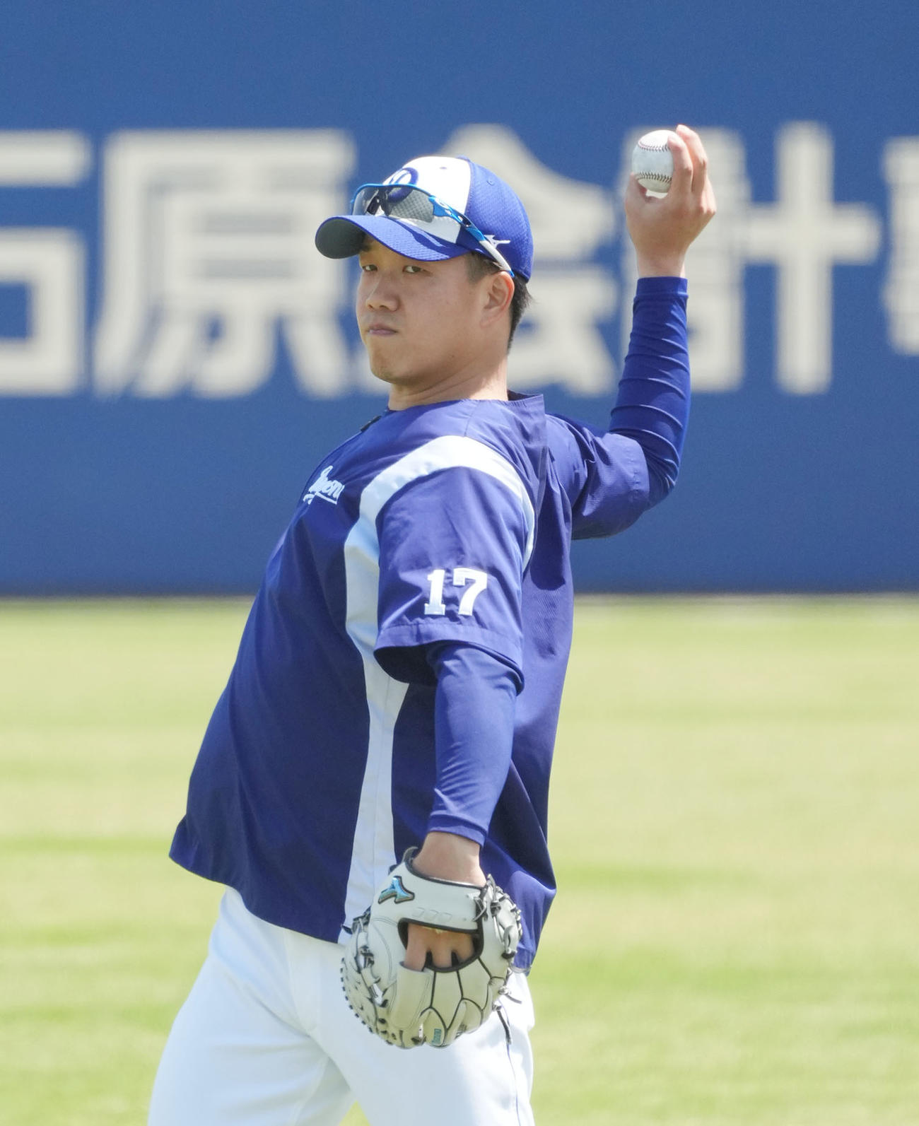 キャッチボールをする柳（撮影・森本幸一）