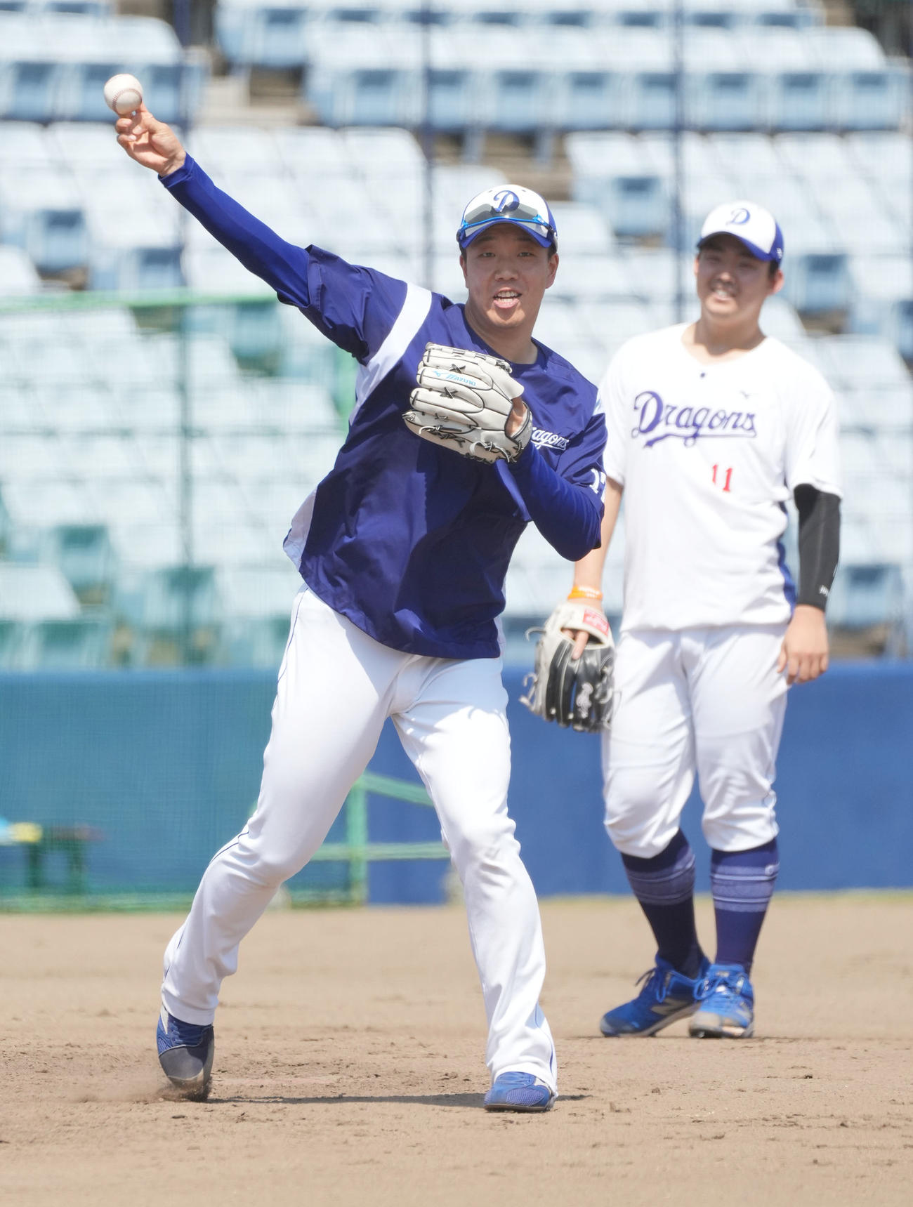 ノックを受ける柳（手前）。後方は小笠原（撮影・森本幸一）