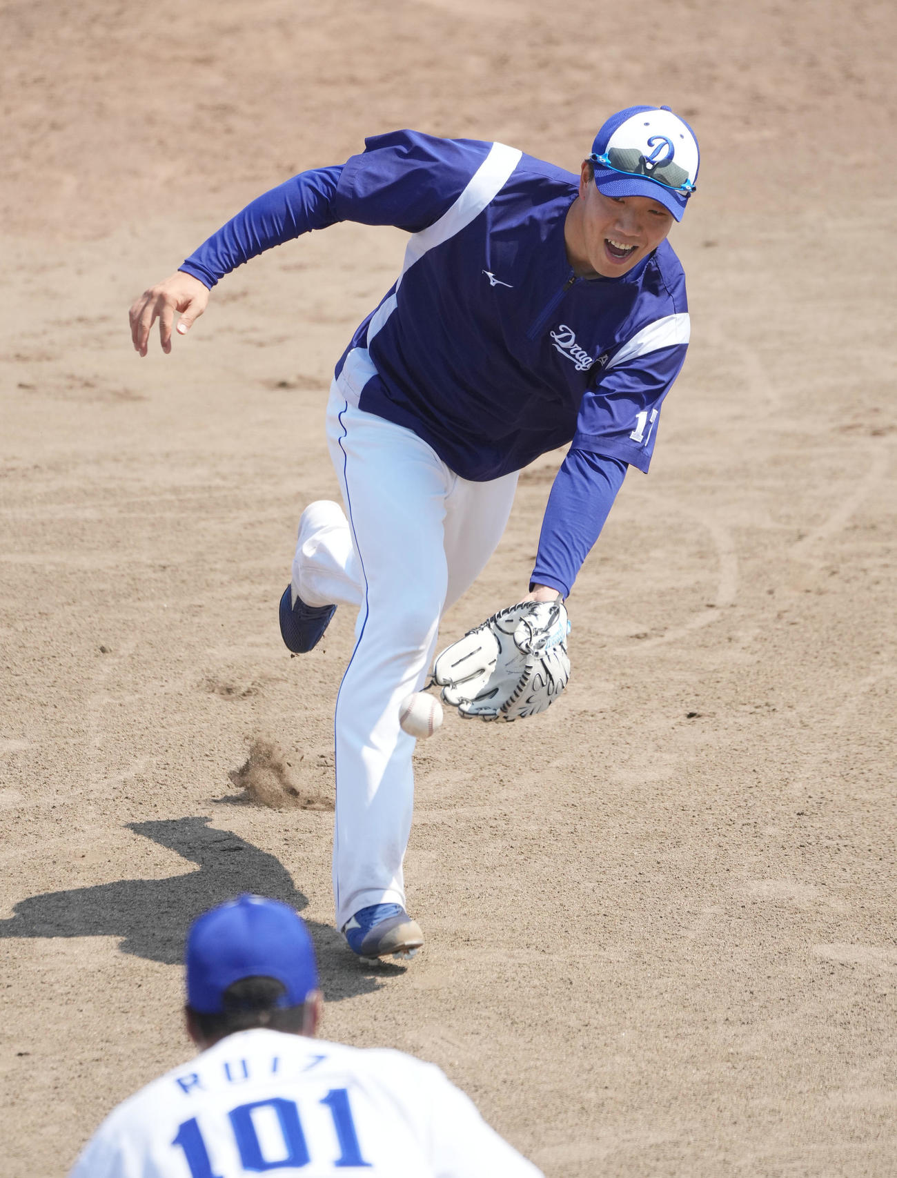 ノックを受けグラブトスをする柳（撮影・森本幸一）