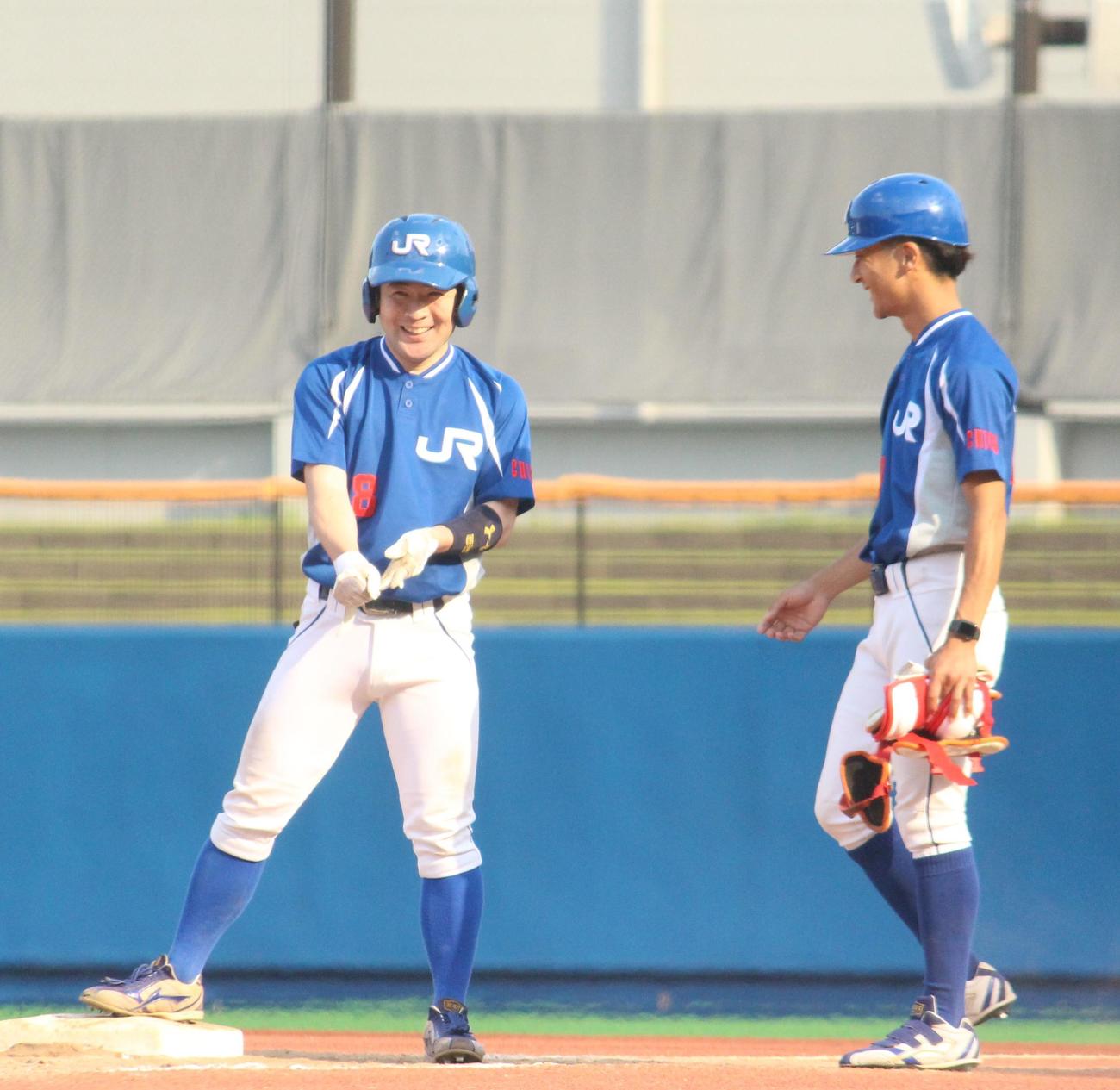 日本ウェルネススポーツ大東京対JR千葉　5回裏JR千葉一、三塁、先制の左前打を放ち笑顔を見せる椎名（左）（撮影・保坂恭子）