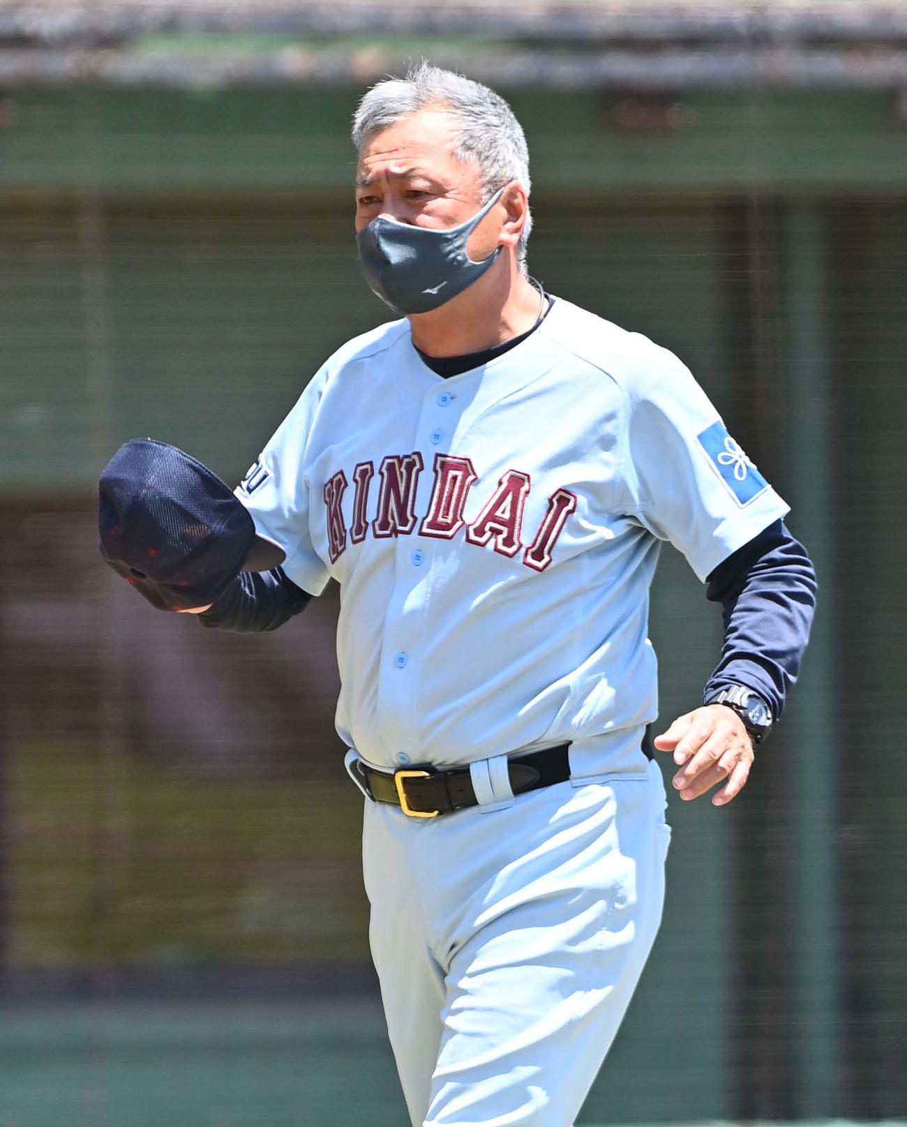 関大対近大　選手交代を告げベンチに引き揚げる近大・田中秀昌監督（撮影・上田博志）
