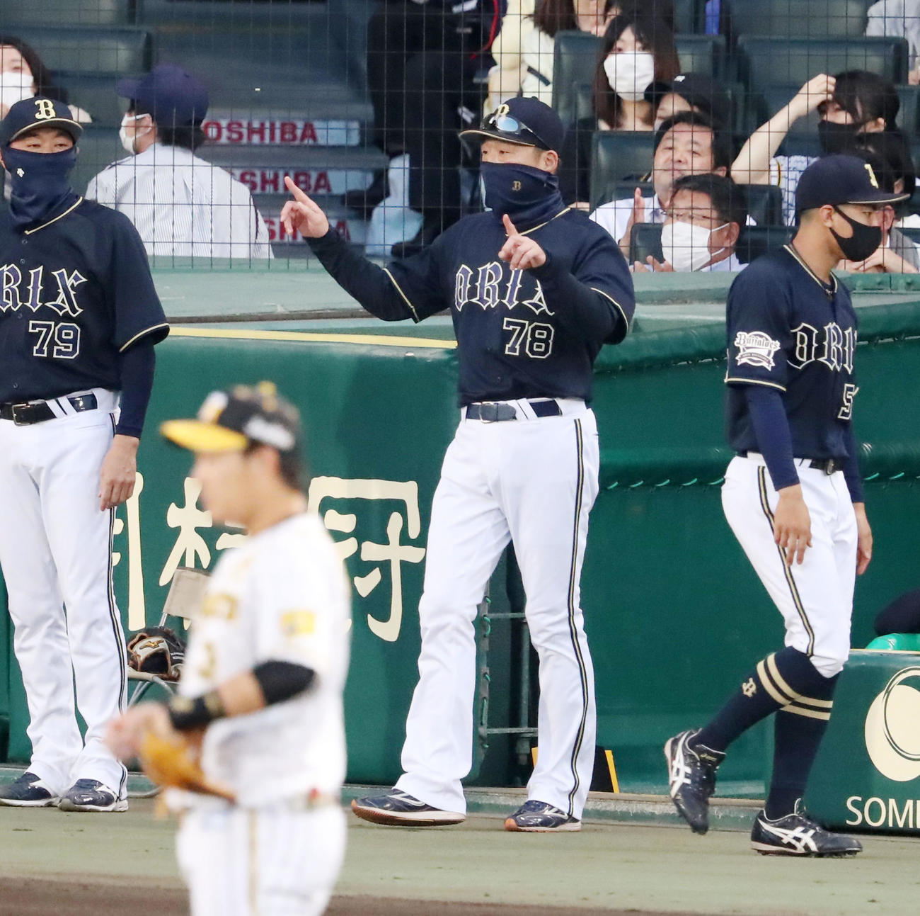 阪神対オリックス　4回表オリックス1死満塁、中嶋監督は紅林の遊ゴロ併殺打で一塁判定にリクエストする（撮影・加藤哉）