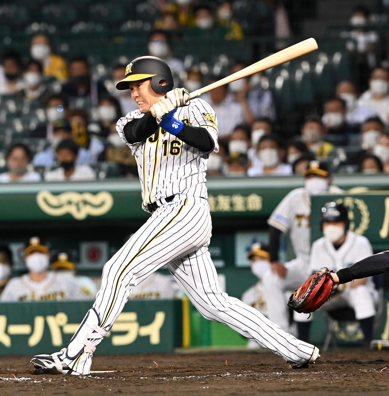 5回裏阪神2死一、二塁、西勇は左適時二塁打を放つ（撮影・前岡正明）