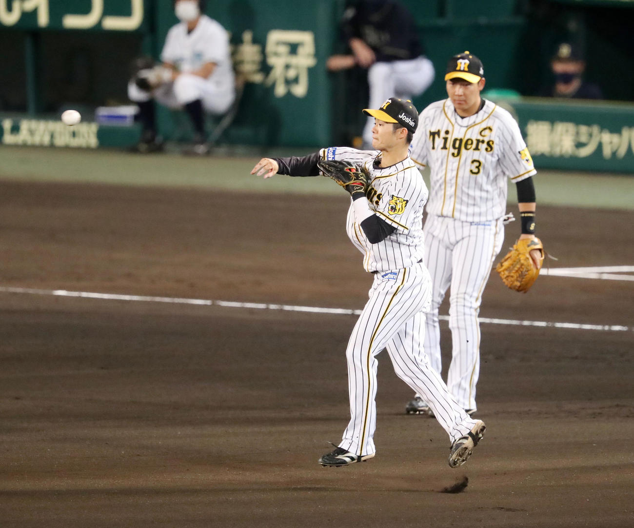 阪神対オリックス　8回表オリックス1死一塁、中野は杉本の打球を二塁へ悪送球（撮影・加藤哉）