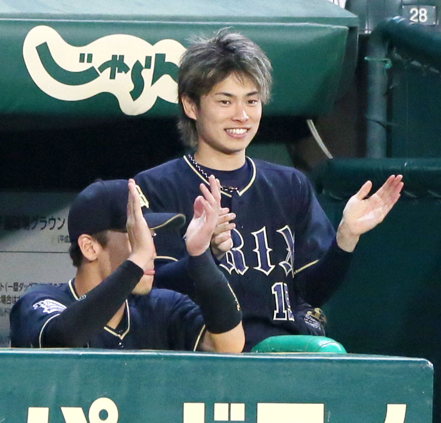 阪神対オリックス　8回表オリックス2死一、二塁、山岡（右）は安達の中前適時打で喜ぶ（撮影・上山淳一）