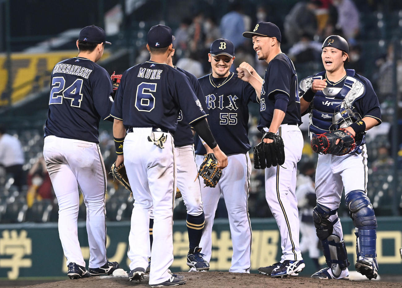阪神対オリックス　阪神に勝利、喜ぶオリックスナイン（撮影・前岡正明）