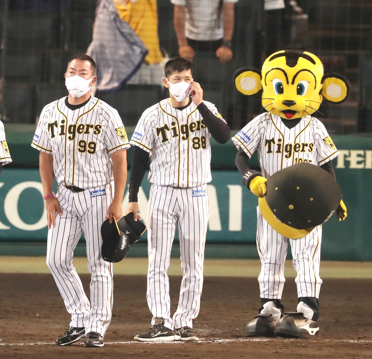 オリックスに敗れスタンドにあいさつする矢野監督。左は井上ヘッドコーチ（撮影・加藤哉）