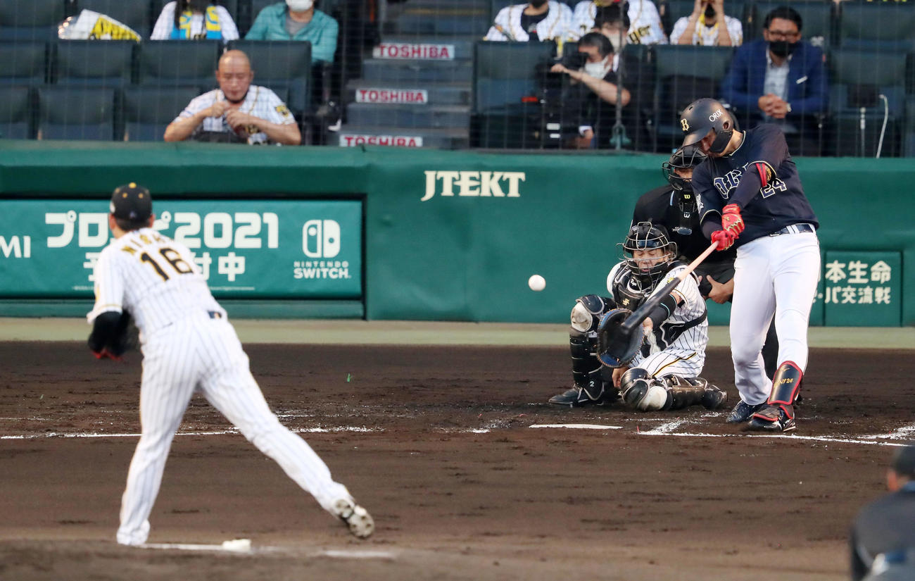 阪神対オリックス　2回表オリックス2死一塁、紅林は右中間へ適時二塁打を放つ。投手は西勇（撮影・加藤哉）