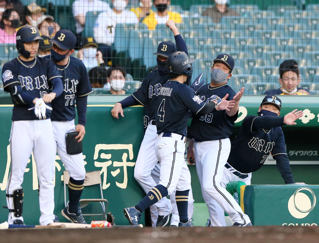 阪神対オリックス　2回表オリックス2死一塁、中嶋監督（右）は紅林の右適時二塁打で生還の福田（手前）を出迎える（撮影・上山淳一）
