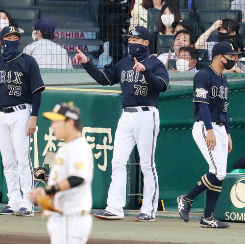 阪神対オリックス　4回表オリックス1死満塁、中嶋監督は紅林の遊ゴロ併殺打で一塁判定にリクエストする（撮影・加藤哉）