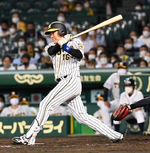 5回裏阪神2死一、二塁、西勇は左適時二塁打を放つ（撮影・前岡正明）