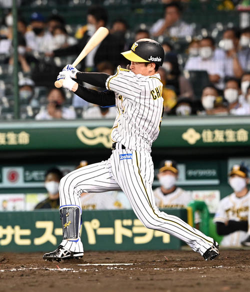 5回裏阪神2死二、三塁、近本は右前適時打を放つ（撮影・前岡正明）