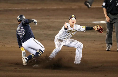 阪神対オリックス　8回表オリックス1死一塁、小幡は杉本の打球を中野から悪送球され捕球できず。左は一塁走者の代走小田（撮影・加藤哉）