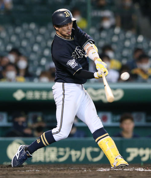 阪神対オリックス　8回表オリックス2死一、二塁、安達は中前適時打を放つ（撮影・上山淳一）