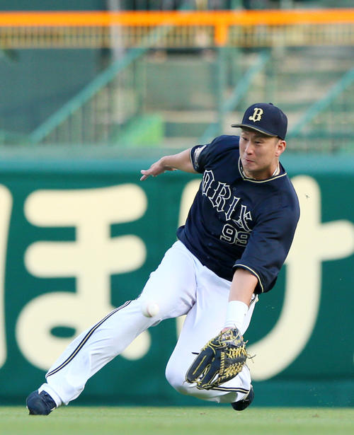 阪神対オリックス　1回裏阪神無死、右翼手杉本は近本の飛球を追いつかむも捕球と判定されず二塁打となる（撮影・上山淳一）