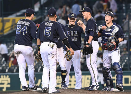 阪神対オリックス　阪神に勝利、喜ぶオリックスナイン（撮影・前岡正明）