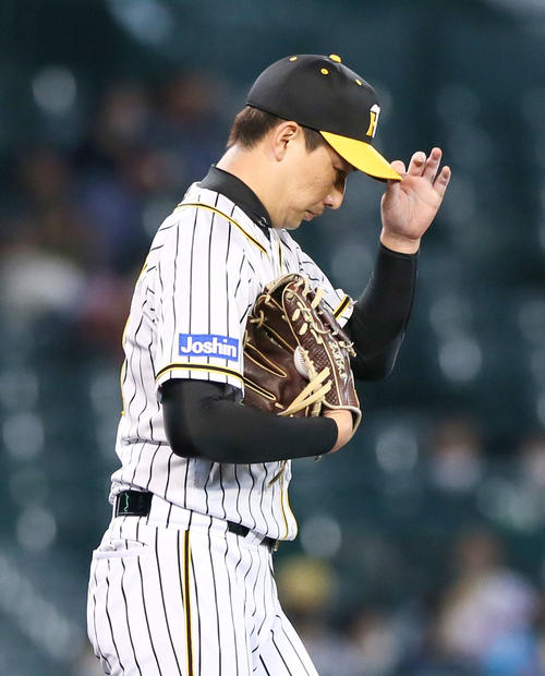 8回表2死一、二塁、岩崎優は安達了一に中前適時打を浴びる（撮影・上山淳一）