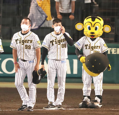 オリックスに敗れスタンドにあいさつする矢野監督。左は井上ヘッドコーチ（撮影・加藤哉）