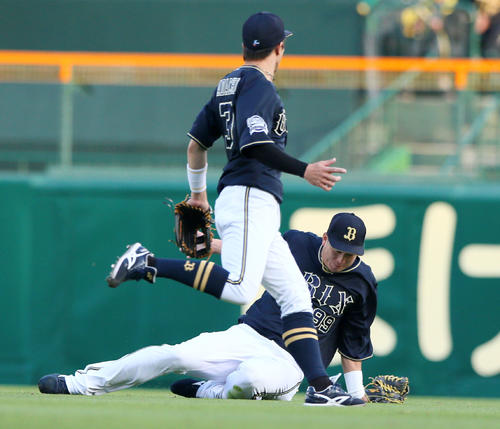 阪神対オリックス　1回裏阪神無死、右翼手杉本は近本の飛球を追いつかむも捕球と判定されず二塁打となる（撮影・上山淳一）