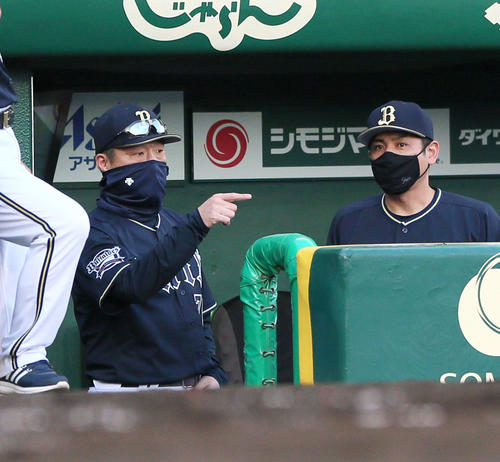 阪神対オリックス　1回裏阪神無死、中嶋監督（左）は右翼手杉本が近本の飛球を追い、つかむも捕球と判定されず二塁打となりリクエストも失敗となる（撮影・上山淳一）