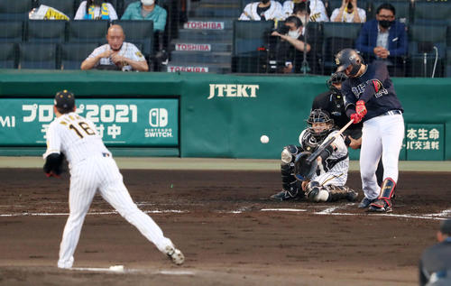 阪神対オリックス　2回表オリックス2死一塁、紅林は右中間へ適時二塁打を放つ。投手は西勇（撮影・加藤哉）