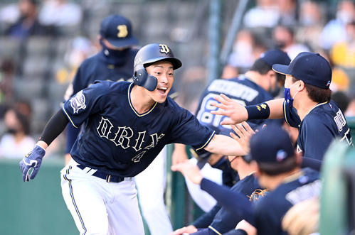 阪神対オリックス　2回表オリックス2死一塁、紅林の右中間への先制適時二塁打で生還した福田はナインと笑顔でタッチ（撮影・前岡正明）