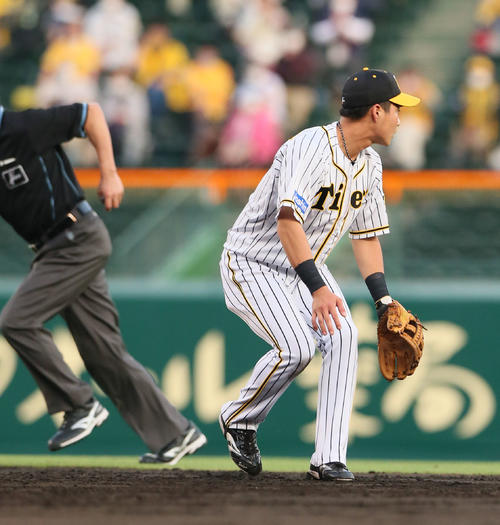 3回表オリックス1死、二塁手木浪は若月の打球をトンネルする（撮影・上山淳一）