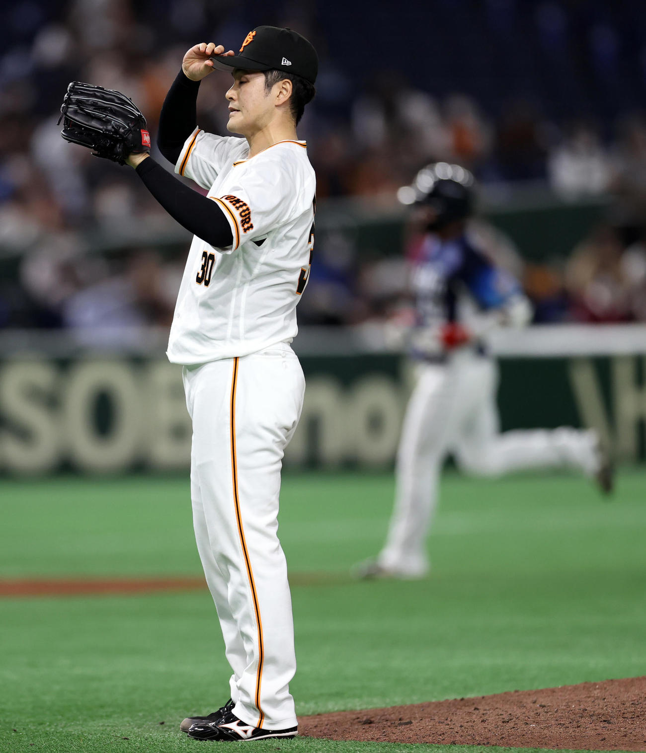 巨人対西武　7回表西武無死、岸（後方）にプロ初となるソロ本塁打を打たれる鍵谷（撮影・狩俣裕三）