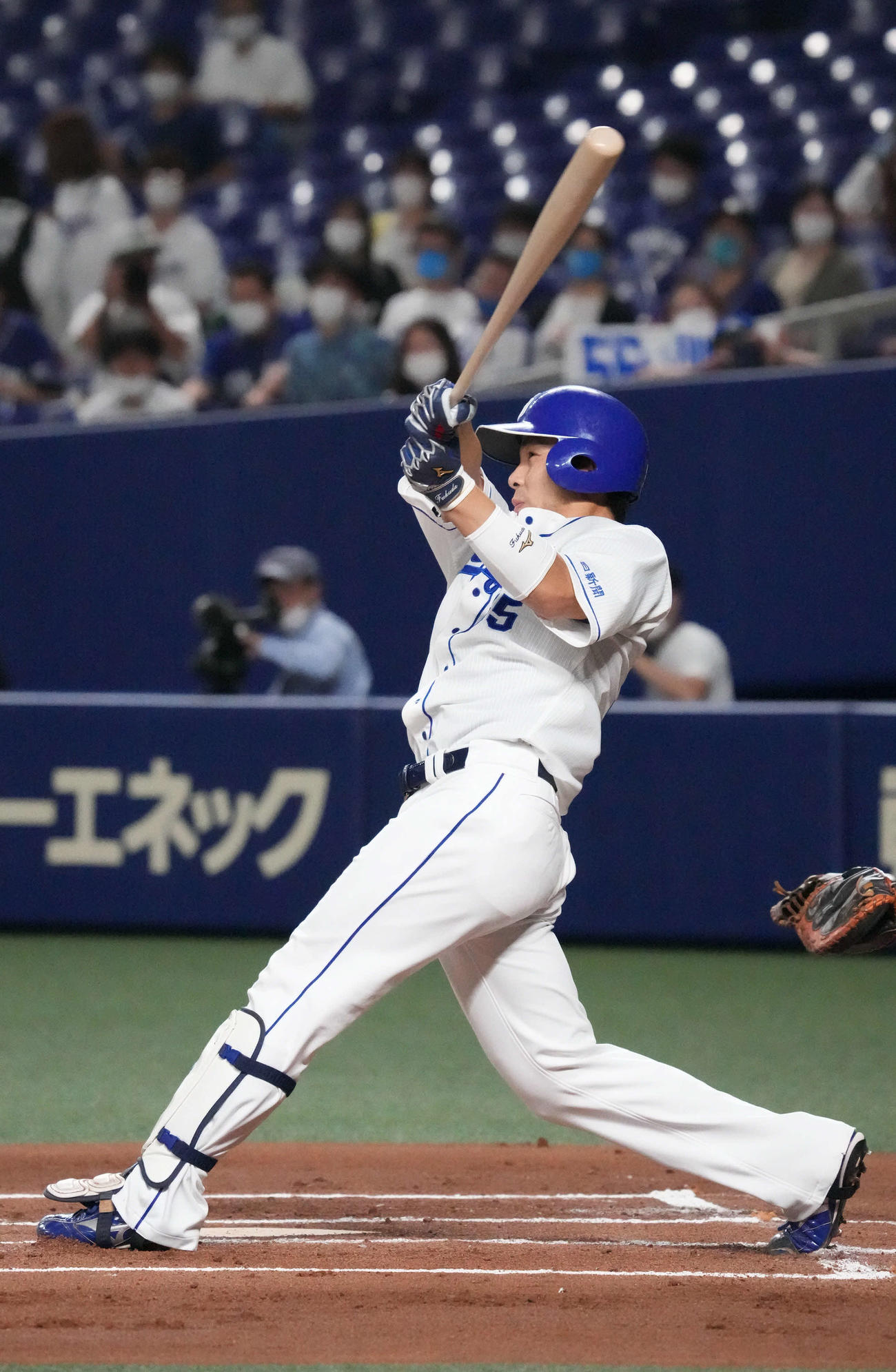 中日対ロッテ　1回裏中日1死二塁、左中間へ適時二塁打を放つ福田（撮影・森本幸一）