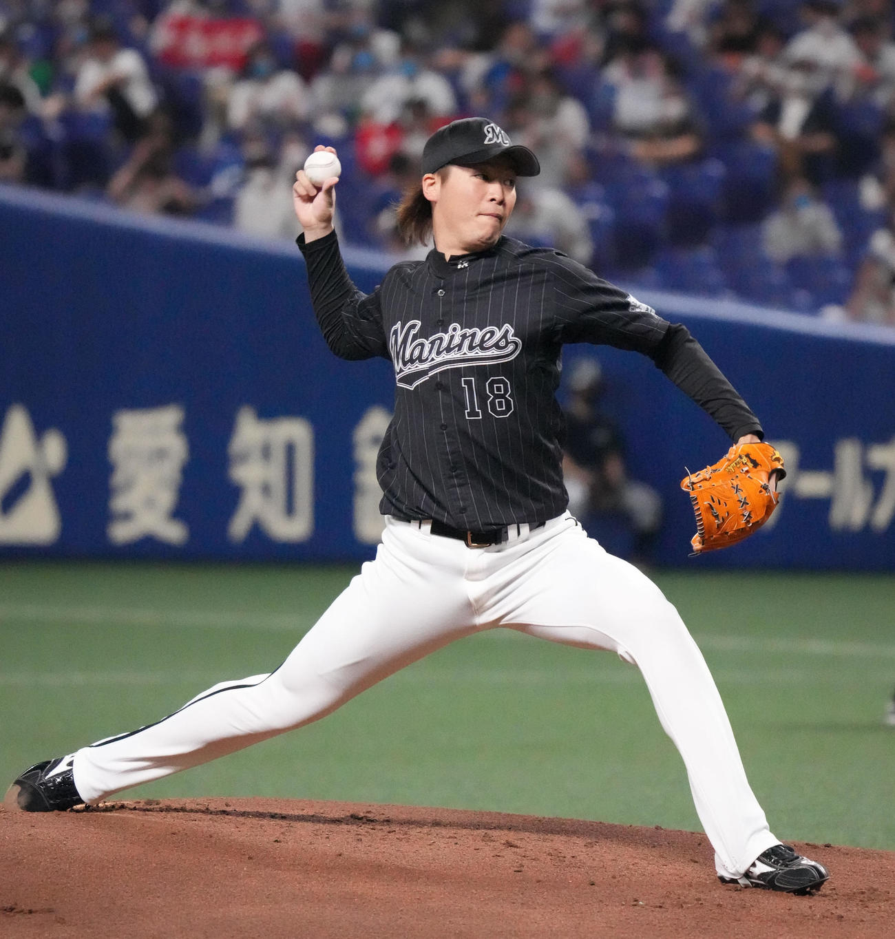 中日対ロッテ　力投するロッテ先発の二木（撮影・森本幸一）
