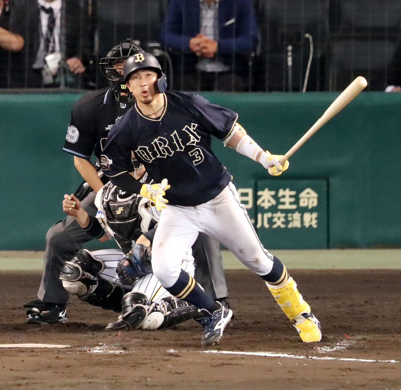 阪神対オリックス　8回表オリックス2死一、二塁、安達は中前適時打を放つ（撮影・加藤哉）