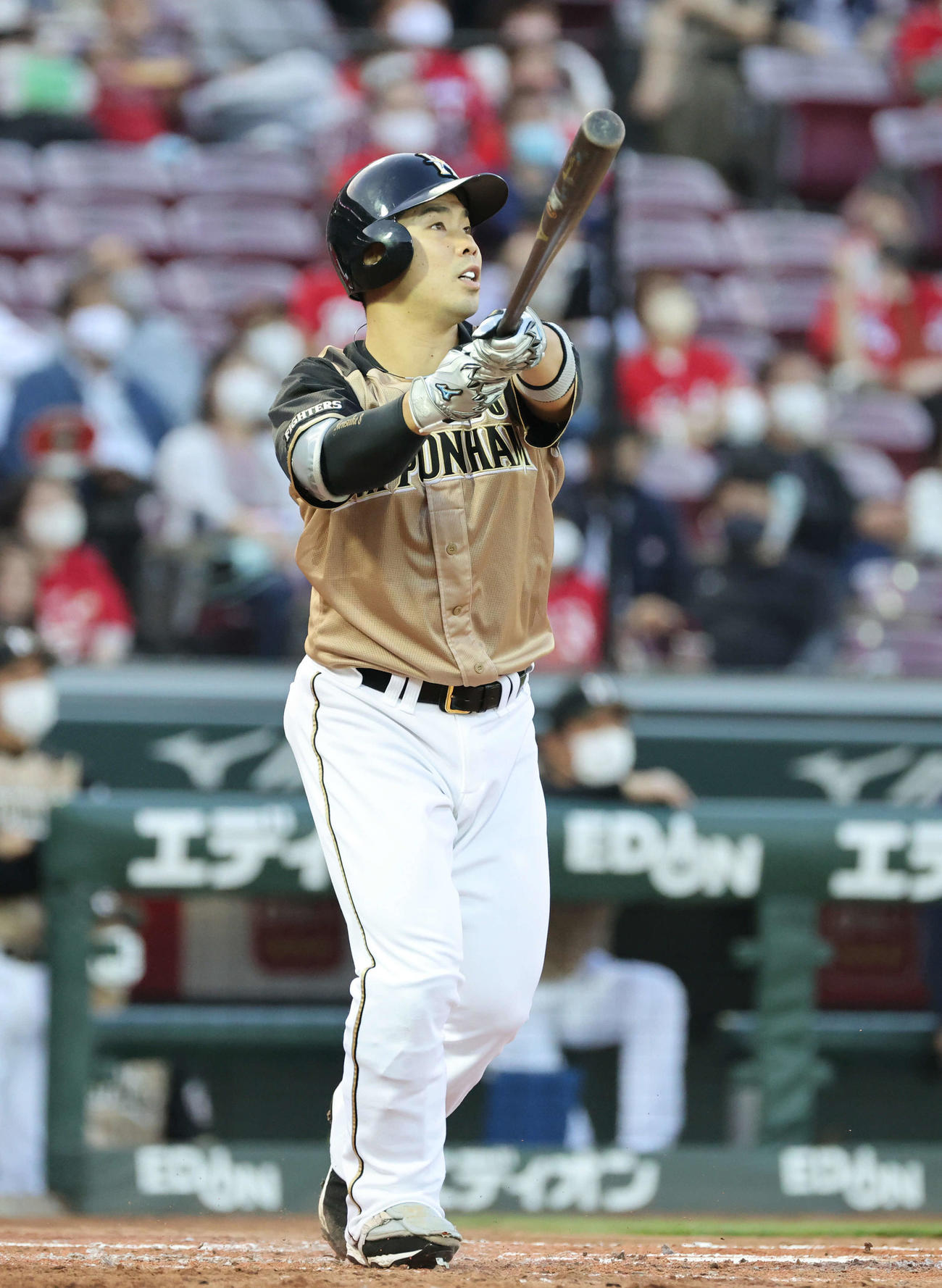 広島対日本ハム　3回表日本ハム1死一塁、近藤は右越え2点本塁打を放つ（撮影・加藤孝規）
