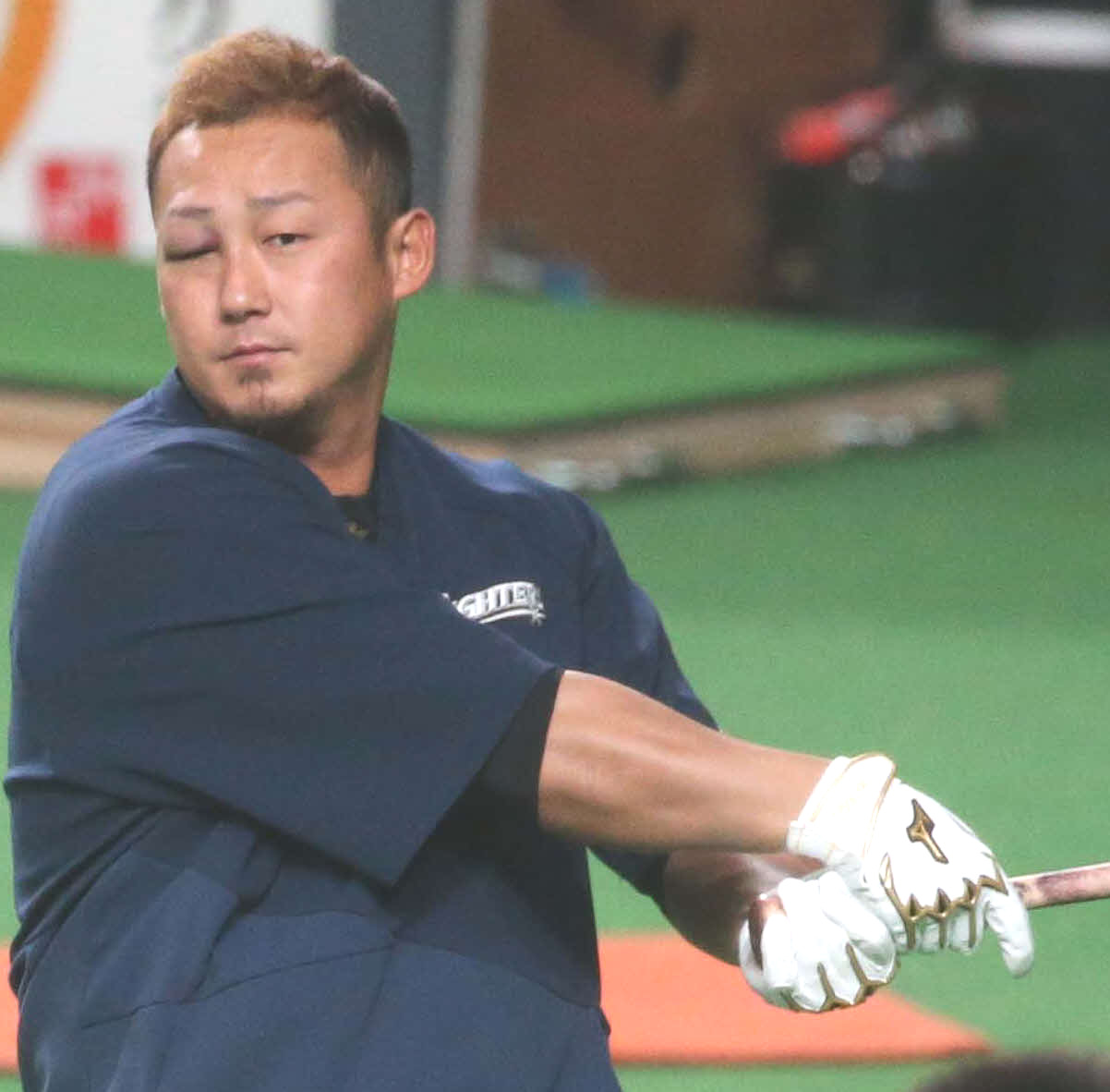 4月8日のソフトバンク戦前、右目を腫らし練習する日本ハム中田