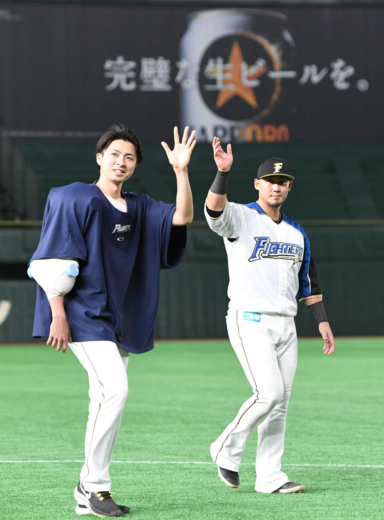 4月17日、楽天戦で今季初勝利の上沢（左）と場内を1周する日本ハム中田