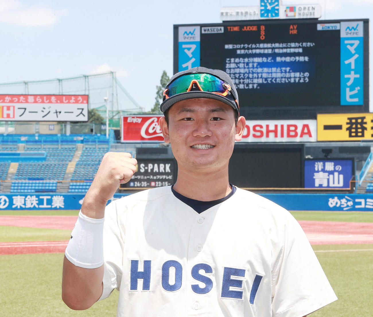 法大対立大　3回表に3点本塁打を放った法大・浦は、笑顔でガッツポーズ（撮影・野上伸悟）