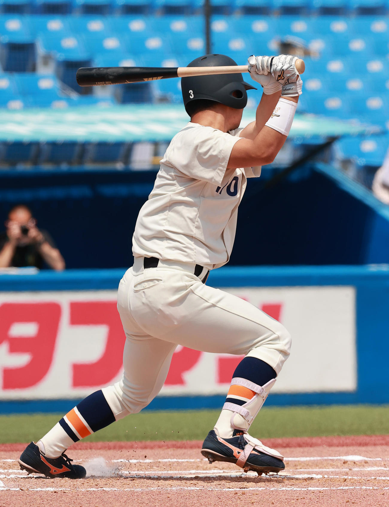 法大対立大　6回表法大1死、左二塁打を放つ浦（撮影・野上伸悟）